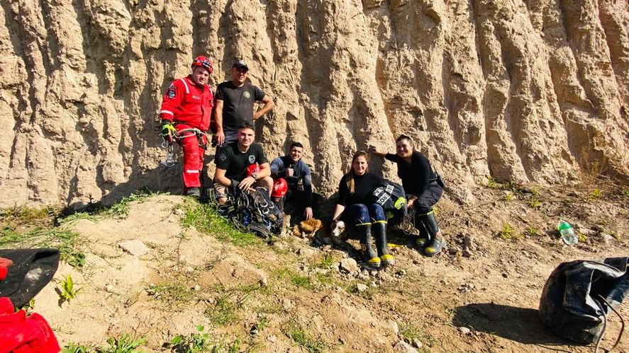 Las imágenes del rescate al perro que se encontraba desde hacía días en una cantera de la zona de Villa Elvira.