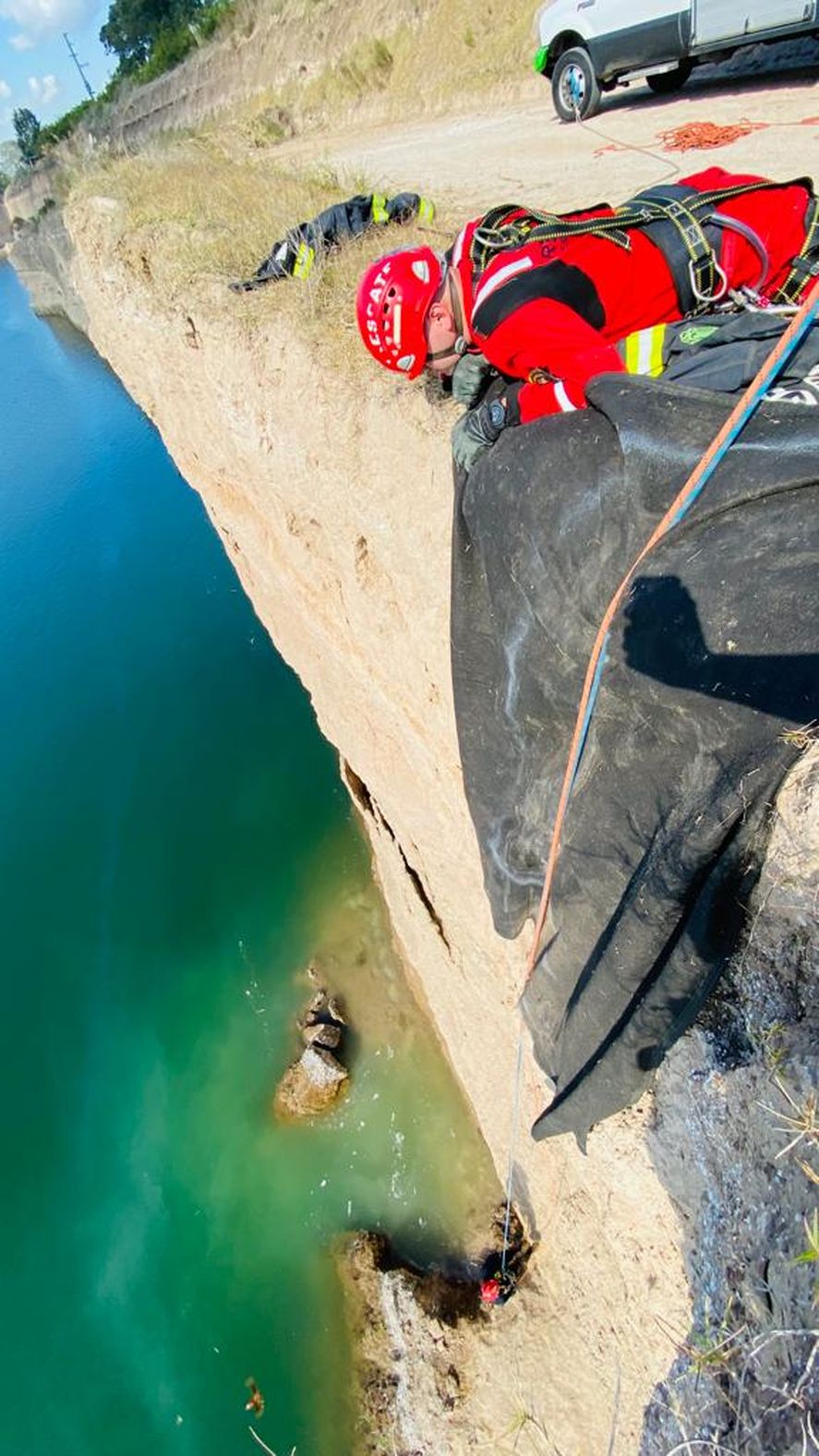 Las imágenes del rescate al perro que se encontraba desde hacía días en una cantera de la zona de Villa Elvira.