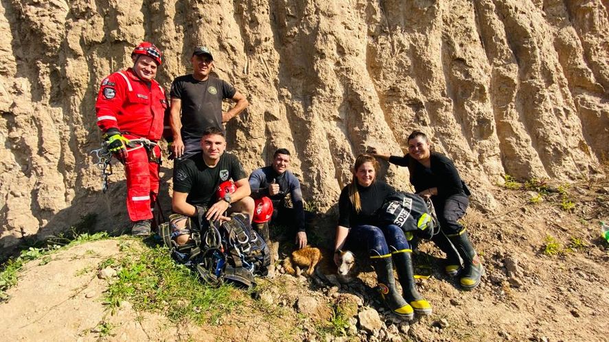 Luego de más de tres horas de trabajo, bomberos de Villa Elvira rescataron a un perro que se encontraba en una cantera de la zona.