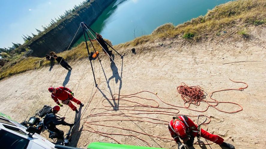 Las imágenes del rescate al perro que se encontraba desde hacía días en una cantera de la zona de Villa Elvira.