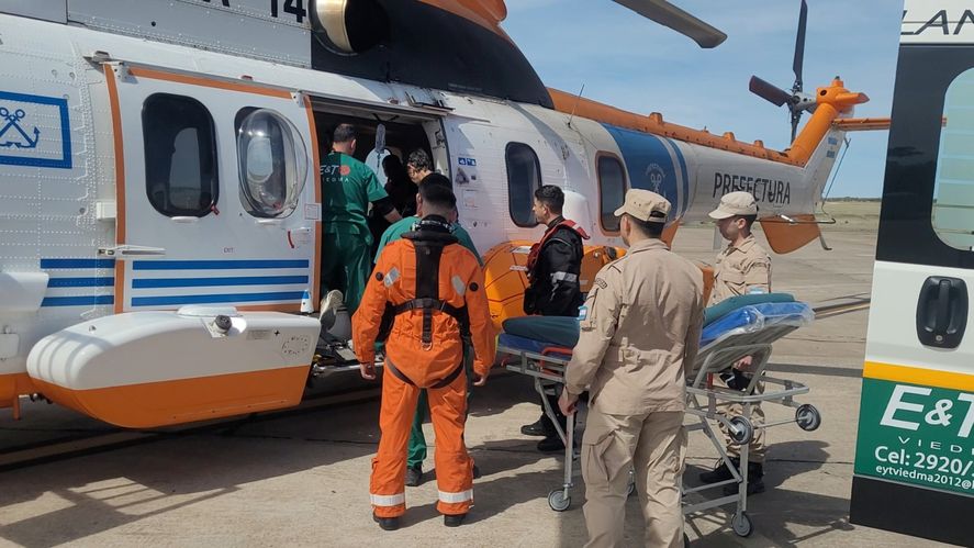 Personal de Prefectura Naval Argentina aeroevacuó a un tripulante del un buque pesquero en Mar del Plata. Se trató de un rescate de emergencia. Personal de Prefectura Naval Argentina aeroevacuó a un tripulante del un buque pesquero en Mar del Plata. Se trató de un rescate de emergencia.