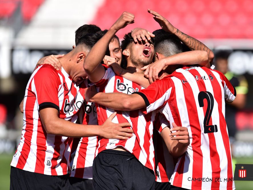 Una postal del festejo del 1 a 0 de Estudiantes, con Agustín Palavecino como protagonista ante River.