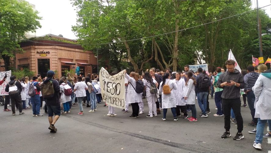 Médicos residentes marcharán hoy a la Casa de Gobierno provincial.