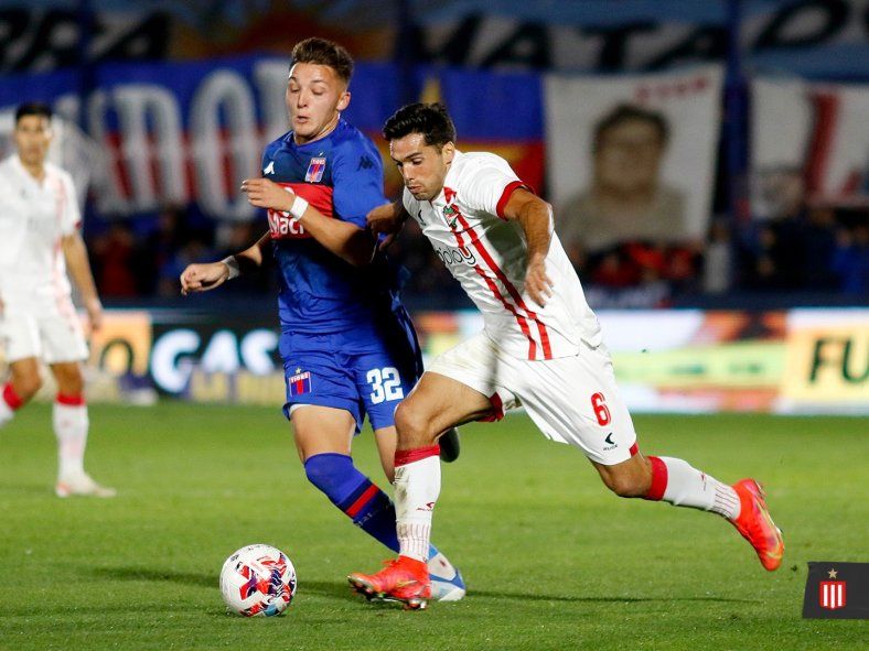Mateo Retegui y Emmanuel Mas disputan la pelota en Tigre vs. Estudiantes.