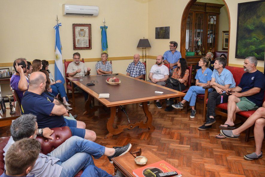 La Municipalidad de Chascomús convocó a una reunión de organizaciones para abordar la muerte masiva de peces en la laguna.