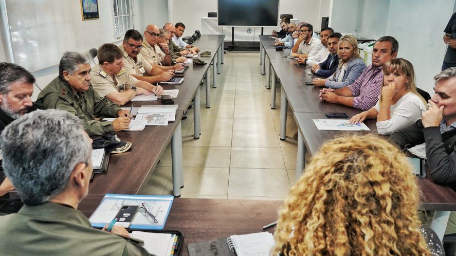 Una de las primeras reuniones del CUC encabezadas por La Gioiosa. De un lado, secretarios de seguridad municipales. Del otro, representantes de fuerzas de seguridad federales.