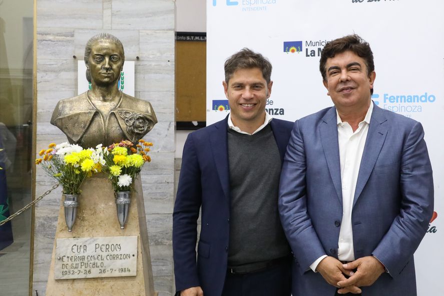 El gobernador Axel Kicillof junto al intendente de La Matanza, Fernando Espinoza