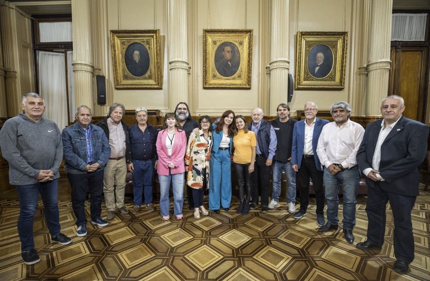 Cristina Kirchner junto a los representantes sindicales que la visitaron en el Senado.