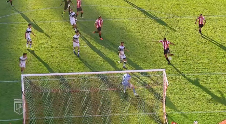Rodrigo Rey ante Leandro Díaz, en la jugada más clara de Estudiantes ante Gimnasia