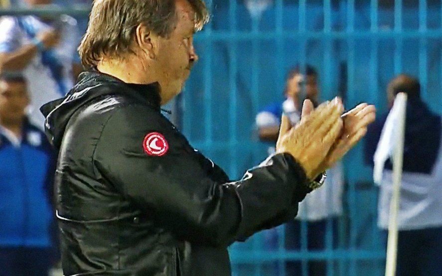 Ricardo Zielinski, ovacionado por el público de Atlético Tucumán.