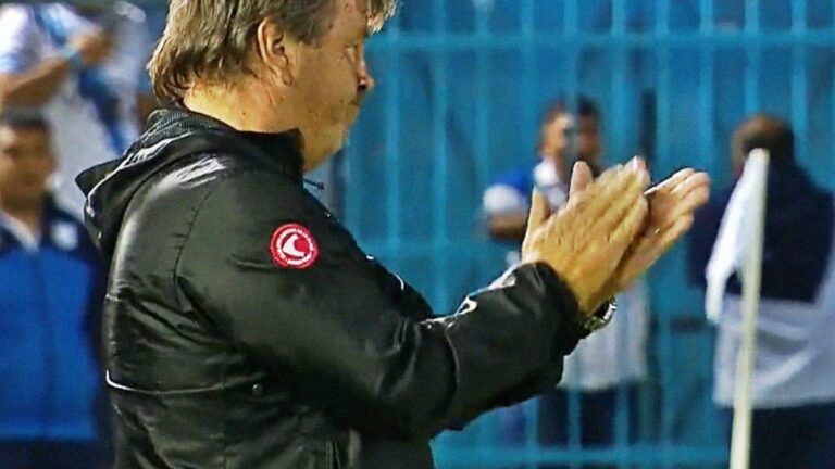 Ricardo Zielinski, ovacionado por los hinchas de Atlético Tucumán