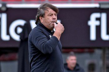 Ricardo Zielinski dirigiendo la práctica de fútbol de Estudiantes en UNO (Prensa EDLP)