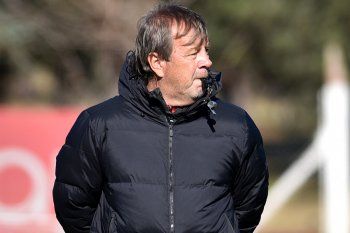 Ricardo Zielinski, técnico de Estudiantes al frente del entrenamiento pensando en Arsenal