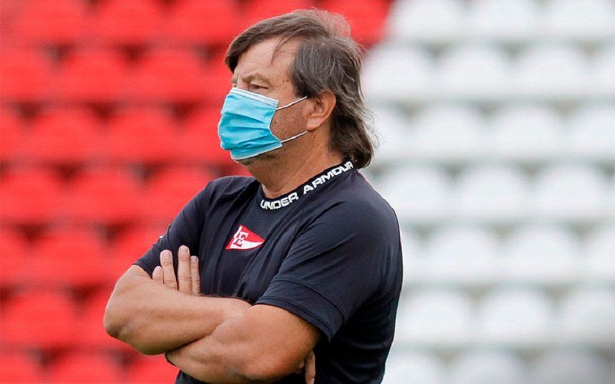 Ricardo Zielinski, técnico de Estudiantes, en UNO.