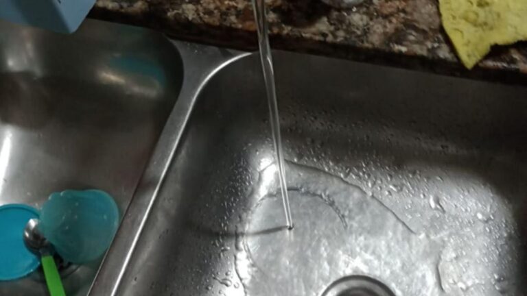 Vecinos de Ringuelet reclaman mal olor en el agua: “Se hace notar la falta de arreglos”