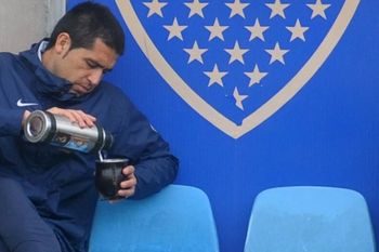 Román absorve las presiones con la tranquilidad con la que se toma un mate.