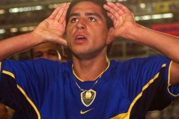 Riquelme con la mirada fija en el palco de Mauricio Macri. Nacía la noche del Topo Gigio.