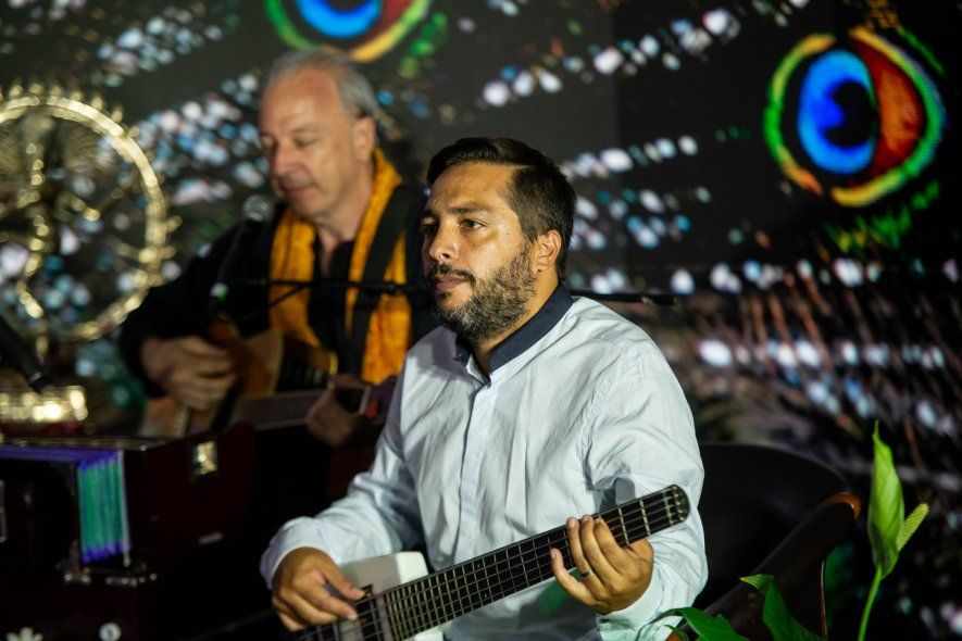 Pablo Asnaghi (izquierda) es el cantante del grupo 