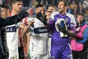 Rodrigo Rey arquero de Gimnasia en el clásico platense ante Estudiantes