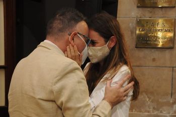 Cristian Ford junto a su esposa, tras jurar como intendente de Rojas ( Foto Prensa HCD de Rojas)