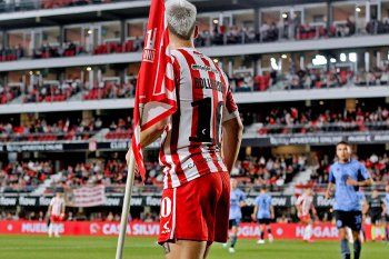 Benjamín Rollheiser antes de marcar el gol olímpico en Estudiantes ante Belgrano