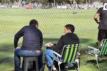 Bernardo Romero y Pablo Blanco viendo a la Reserva de Estudiantes ante Boca