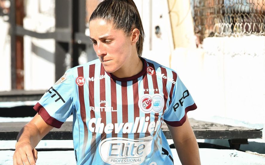 Romina Núñez con la camiseta de la UAI Urquiza. Romina Núñez con la camiseta de la UAI Urquiza.