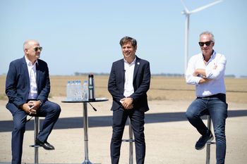 Axel Kicillof, recorrió  los avances de las obras de ampliación del Parque Eólico Pampa Energía IV en el municipio de Coronel Rosales.