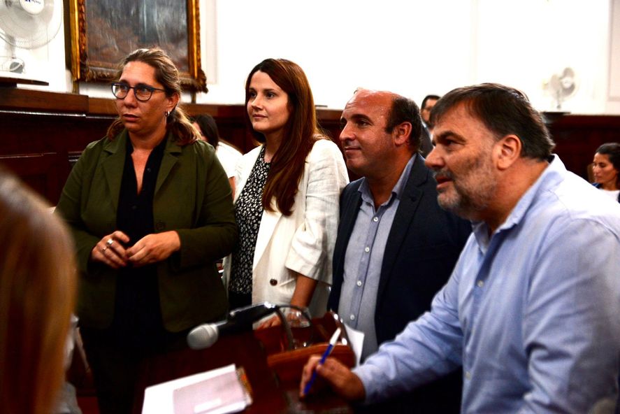 Diego Rovella, concejal y presidente del Comité local, junto a ediles de JxC como Verónica Rivas (UCR), Lucía Barbier y Federico Molla
