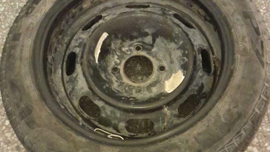 La rueda de auxilio guardaba 3 millones de pesos. Pasó en Bahía Blanca