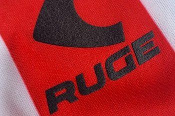 Logo de Ruge en la camiseta de Estudiantes