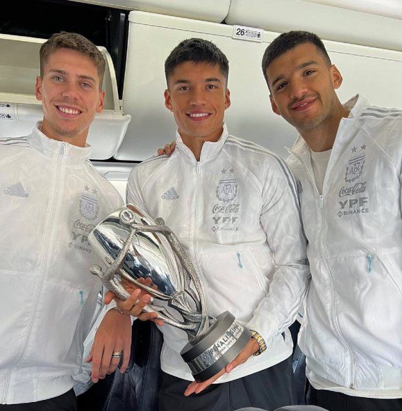 Gerónimo Rulli junto a Juan Foyth y Joaquín Correa, ex Estudiantes y compañeros de Selección Argentina