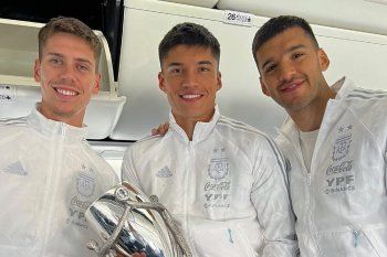 Gerónimo Rulli junto a Juan Foyth y Joaquín Correa, ex Estudiantes y compañeros de Selección Argentina