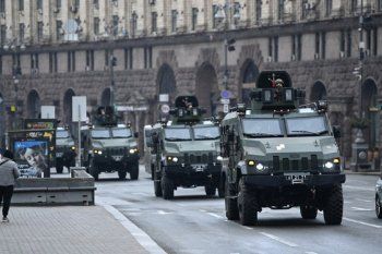 Tanques de Rusia en su ingreso a Ucrania en medio de la guerra que se desató en las últimas horas