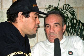 Alfredo Cahe junto a Diego Maradona