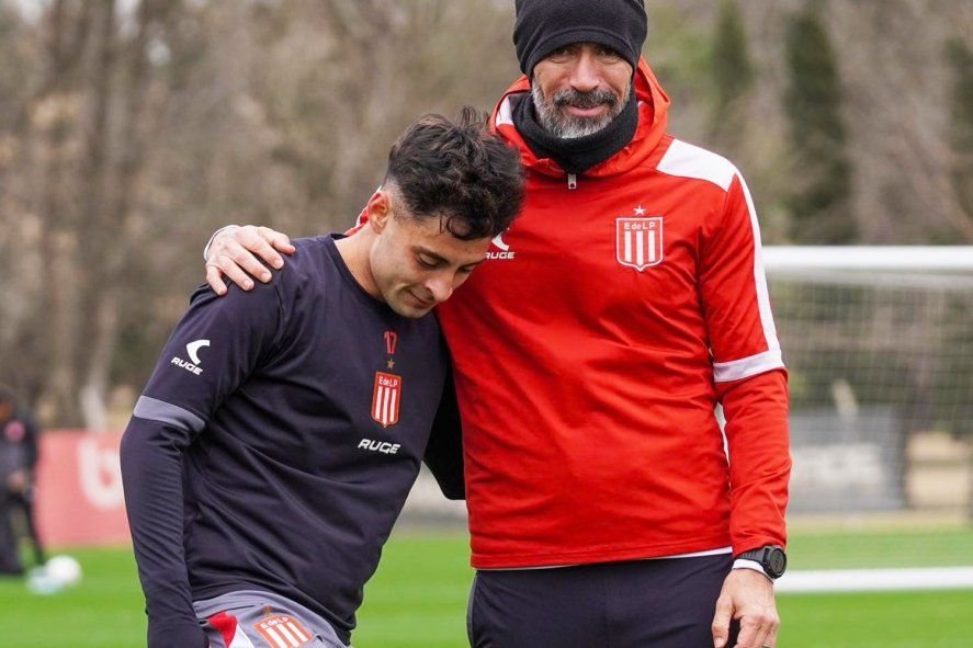 Javier Altamirano junto a Eduardo Domínguez en una práctica de Estudiantes. (Foto: prensa EDLP) Javier Altamirano junto a Eduardo Domínguez en una práctica de Estudiantes. (Foto: prensa EDLP)
