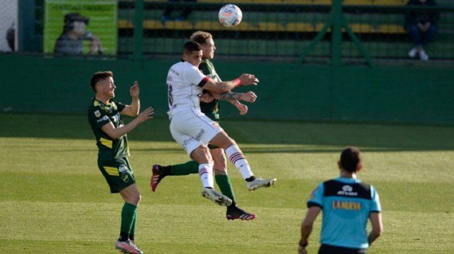 Pablo Sabbag jugando con Newell´s ante Defensa y Justicia