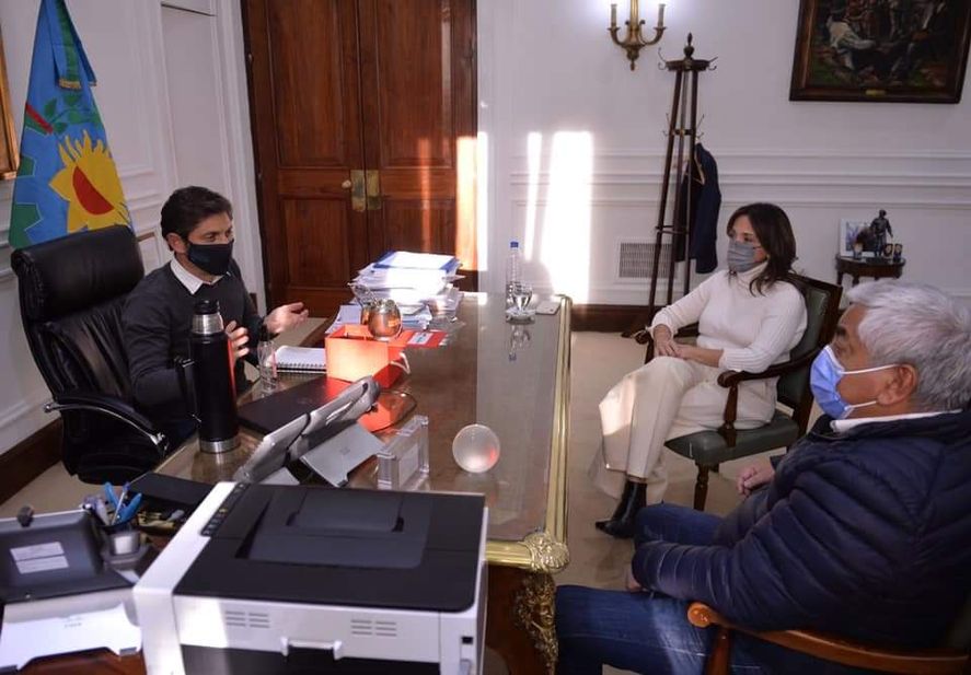 El gobernador Axel Kicillof junto a Natalia sánchez Jauregui y Cecilio Salazar, dirigentes de Partido FE