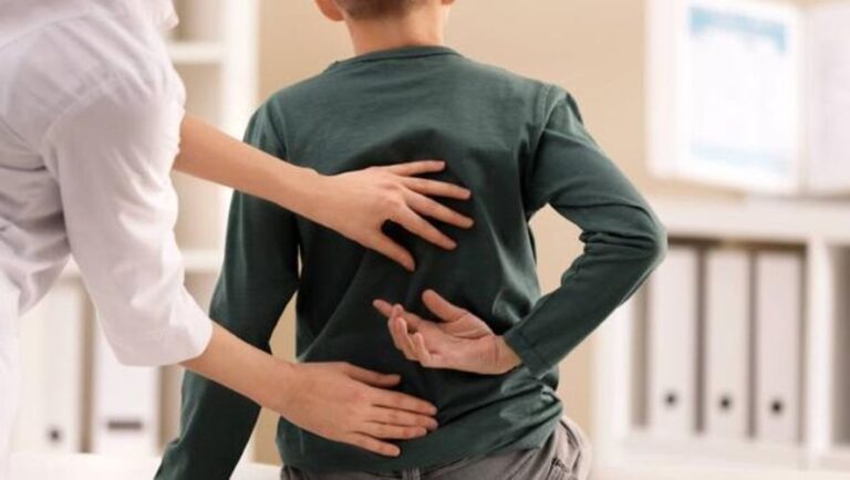 Kinesiólogos recomiendan realizar controles de “salud postural” antes de la vuelta a clases