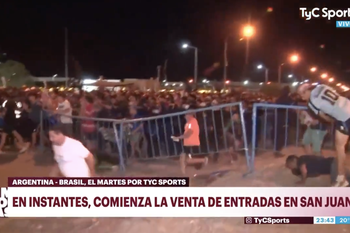 Imágenes de otra época: La gente se desbordó en San Juan y se tuvo que adelantar la venta de entradas.