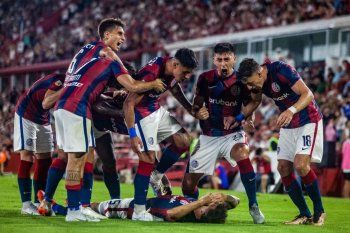 San Lorenzo festeja el gol del empate frente a Huracán.
