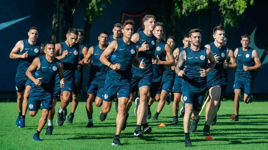 Fútbol argentino: los equipos se preparan para un 2023 muy cargado.