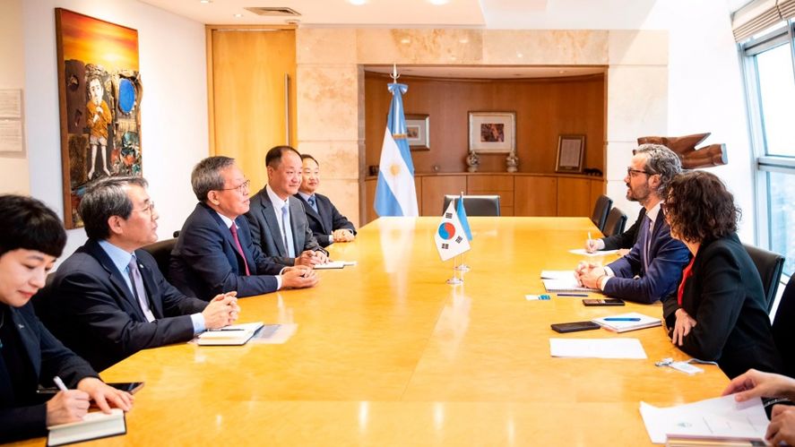 Santiago Cafiero junto a representantes de Posco. 1/9/2022