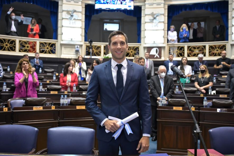 Santiago Passaglia es el pre candidato a intendente de San Nicolás para suceder a su hermano, Nicolás Passaglia. Santiago Passaglia es el pre candidato a intendente de San Nicolás para suceder a su hermano, Nicolás Passaglia.