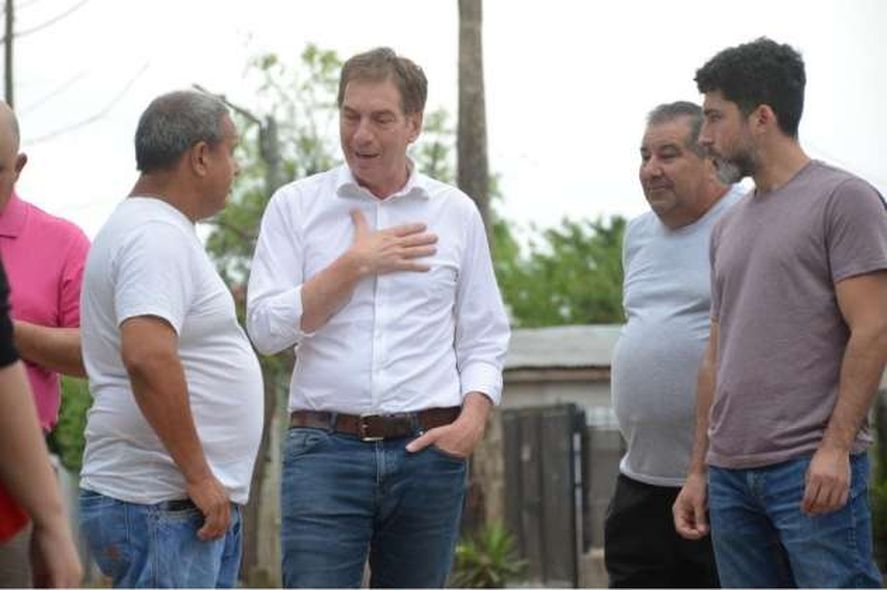 El precandidato a gobernador del PRO, Diego Santilli, elevó al dirigente de Juntos en Florencio Varela y el intendente lo acusó de mentir.