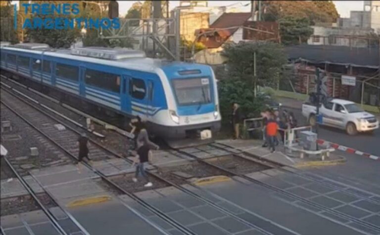 Mirá el video: increíble batalla campal en las vías del tren