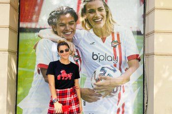 Sasha Gigliani posa junto a su gigantografía en la sede de Estudiantes.