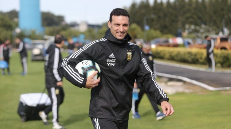 Vuelve Scaloni y mete mano: el técnico dio negativo y estará al frente de una Selección Argentina renovada frente a Colombia.