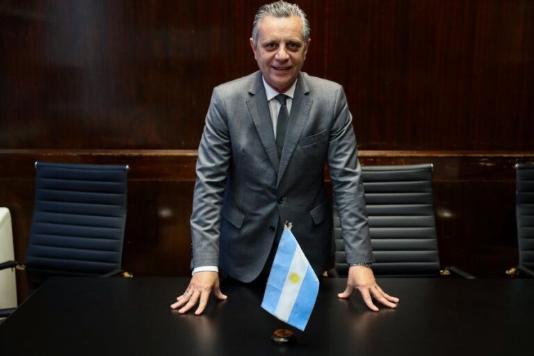 Ariel Schale: “La industria está con signos vitales”