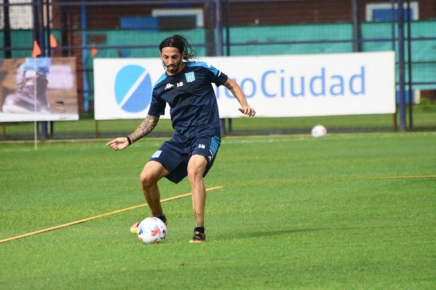 Ezequiel Schelotto en el entrenamiento de Racing
